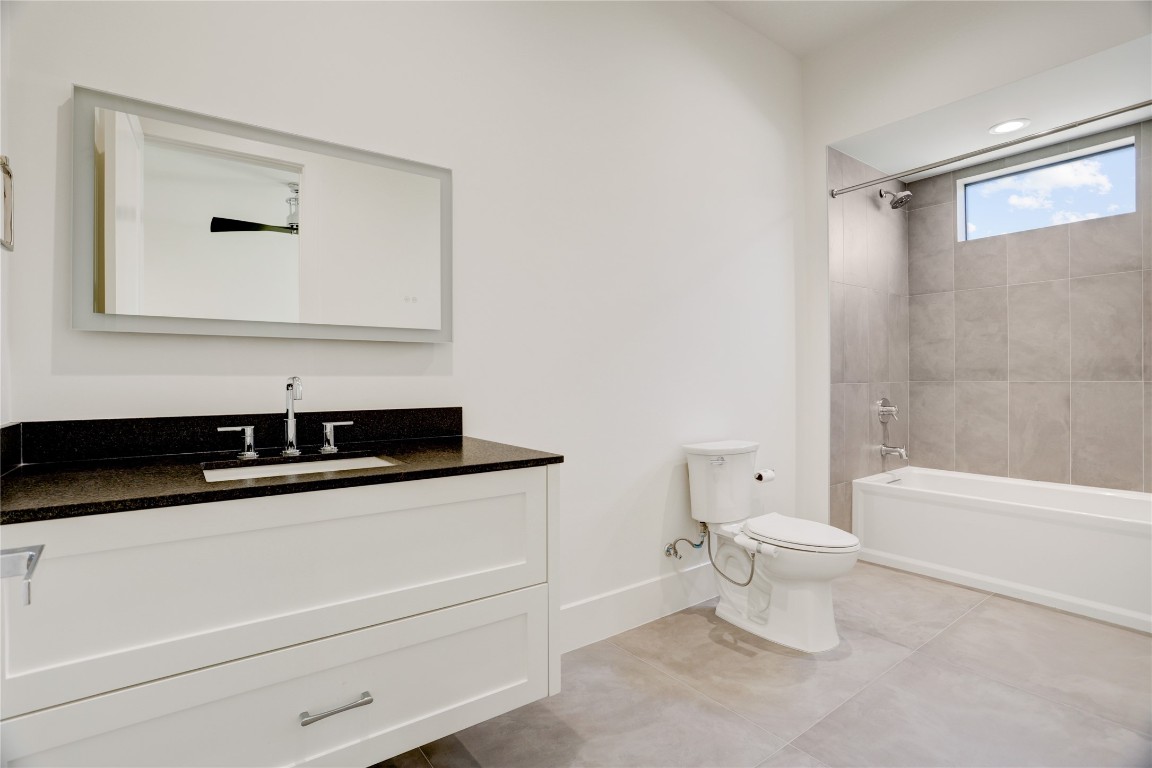 6533 Corbin Street Houston, TX 77055 - Photo 41 of 50 a bathroom with a sink a toilet and a bathtub