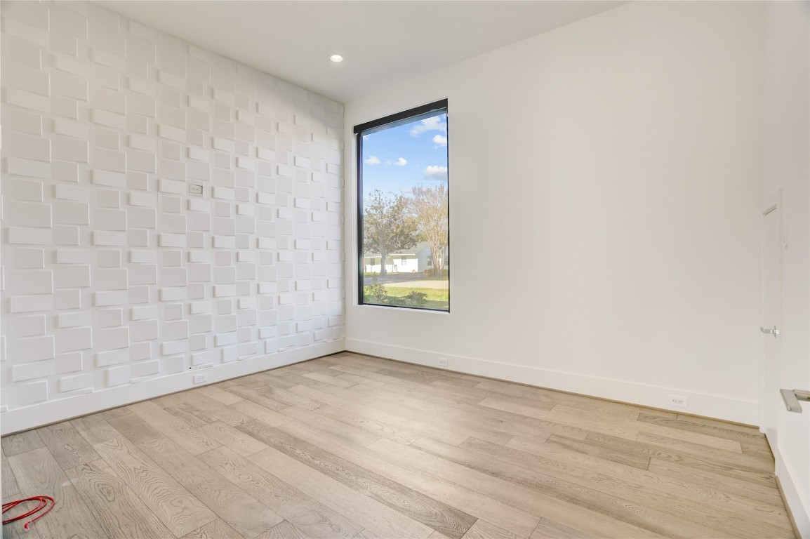 6533 Corbin Street Houston, TX 77055 - Photo 8 of 50 a view of an empty room with a window