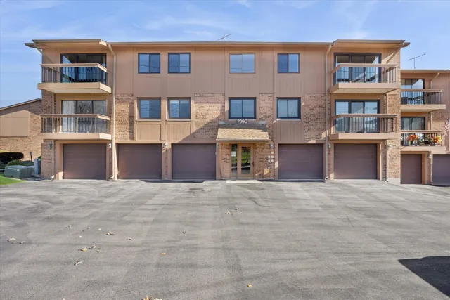 $335,000 | 7990 Garfield Avenue, Unit 14-3, Burr Ridge, IL 60527