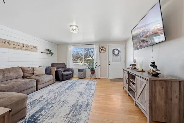 $289,900 | 1129 Suburban Drive, De Pere, WI 54115