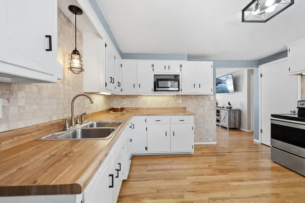 $289,900 | 1129 Suburban Drive, De Pere, WI 54115