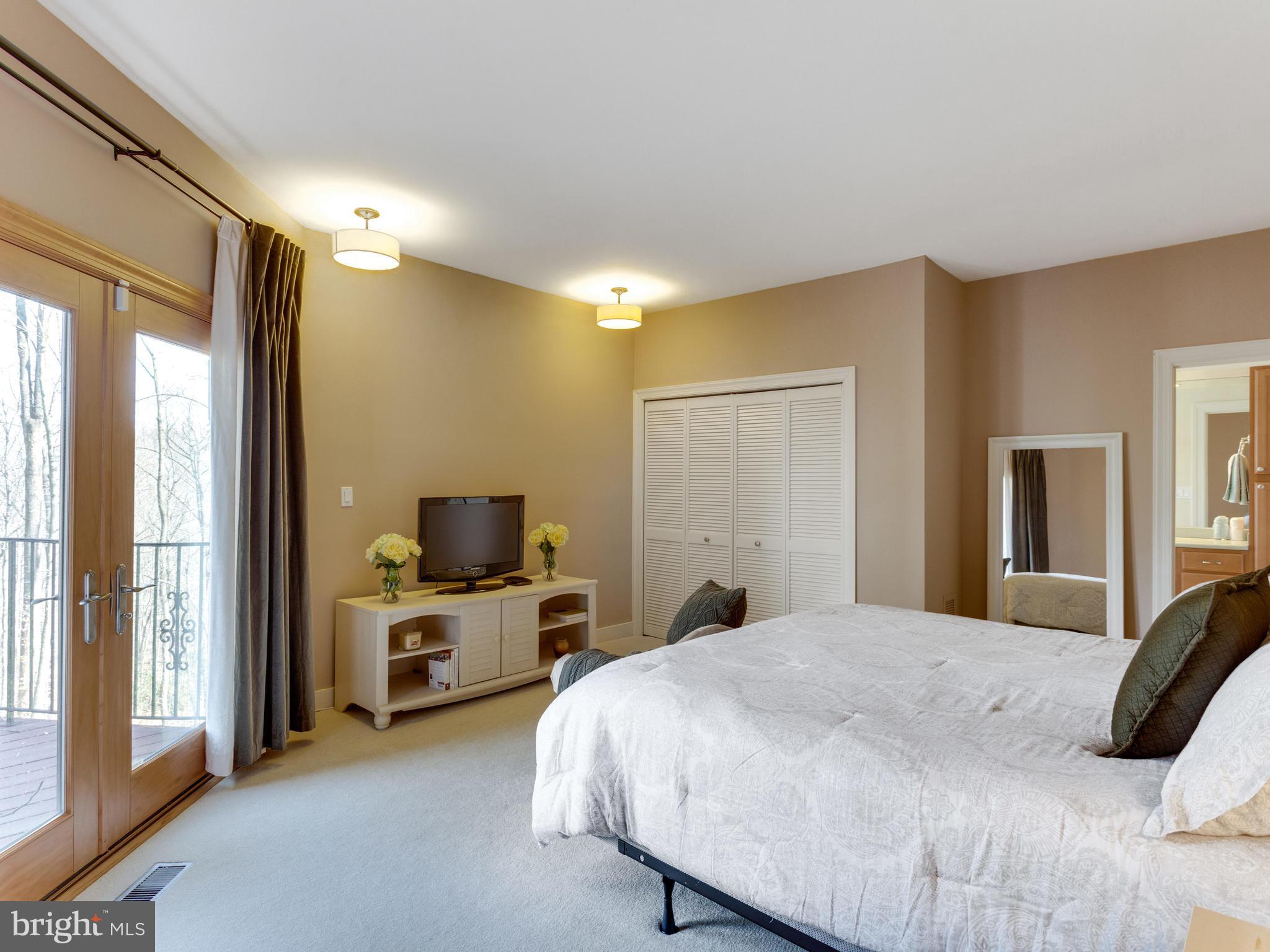 655 Potomac River Road McLean, VA 22102 - Photo 11 of 29 Main level bedroom suite