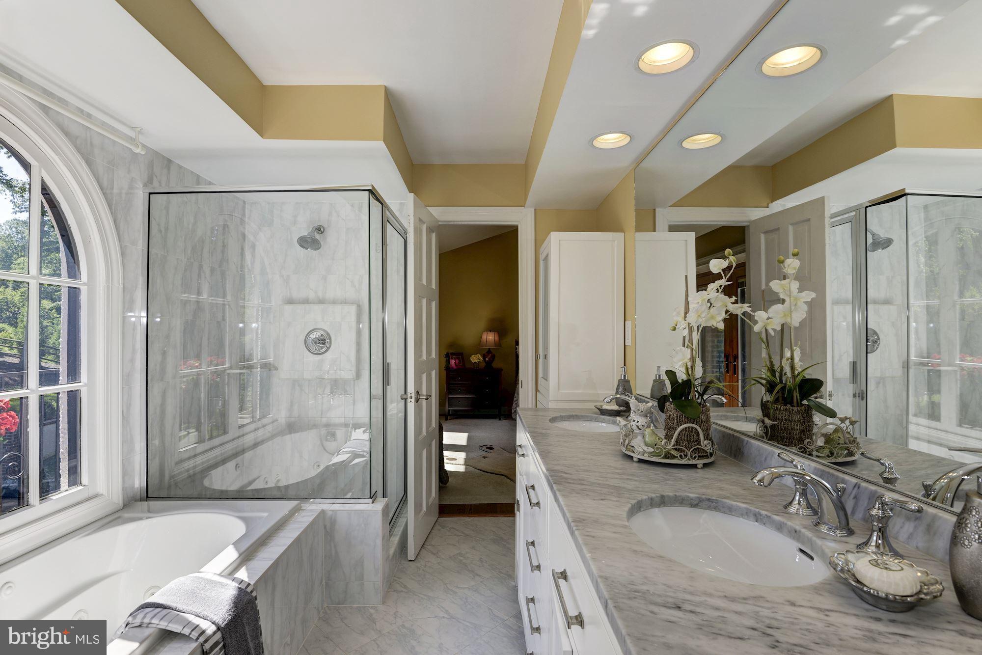 655 Potomac River Road McLean, VA 22102 - Photo 22 of 29 Jack and Jill Bath