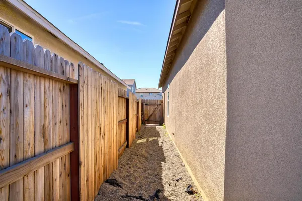 $519,999 | 526 Bedfordshire Drive, Patterson, CA 95363