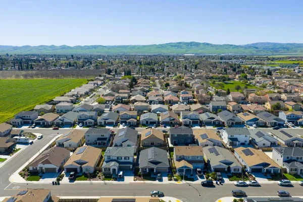 $519,999 | 526 Bedfordshire Drive, Patterson, CA 95363