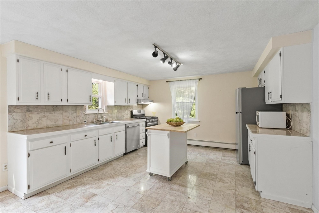 12 Murphy Road Hudson, MA 01749 - Photo 7 of 36