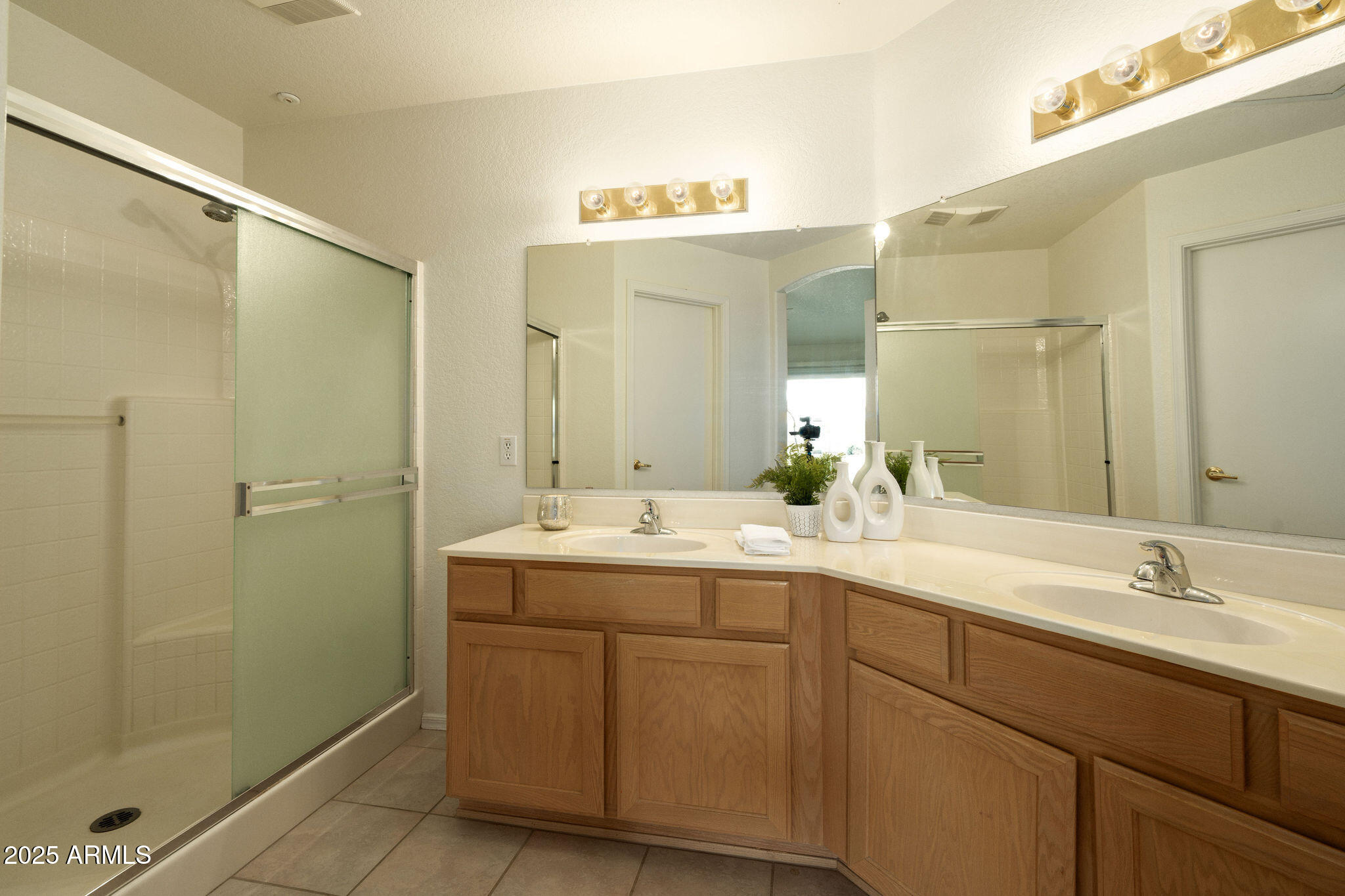 10344 West Burnett Road Peoria, AZ 85382 - Photo 12 of 27 primary bathroom