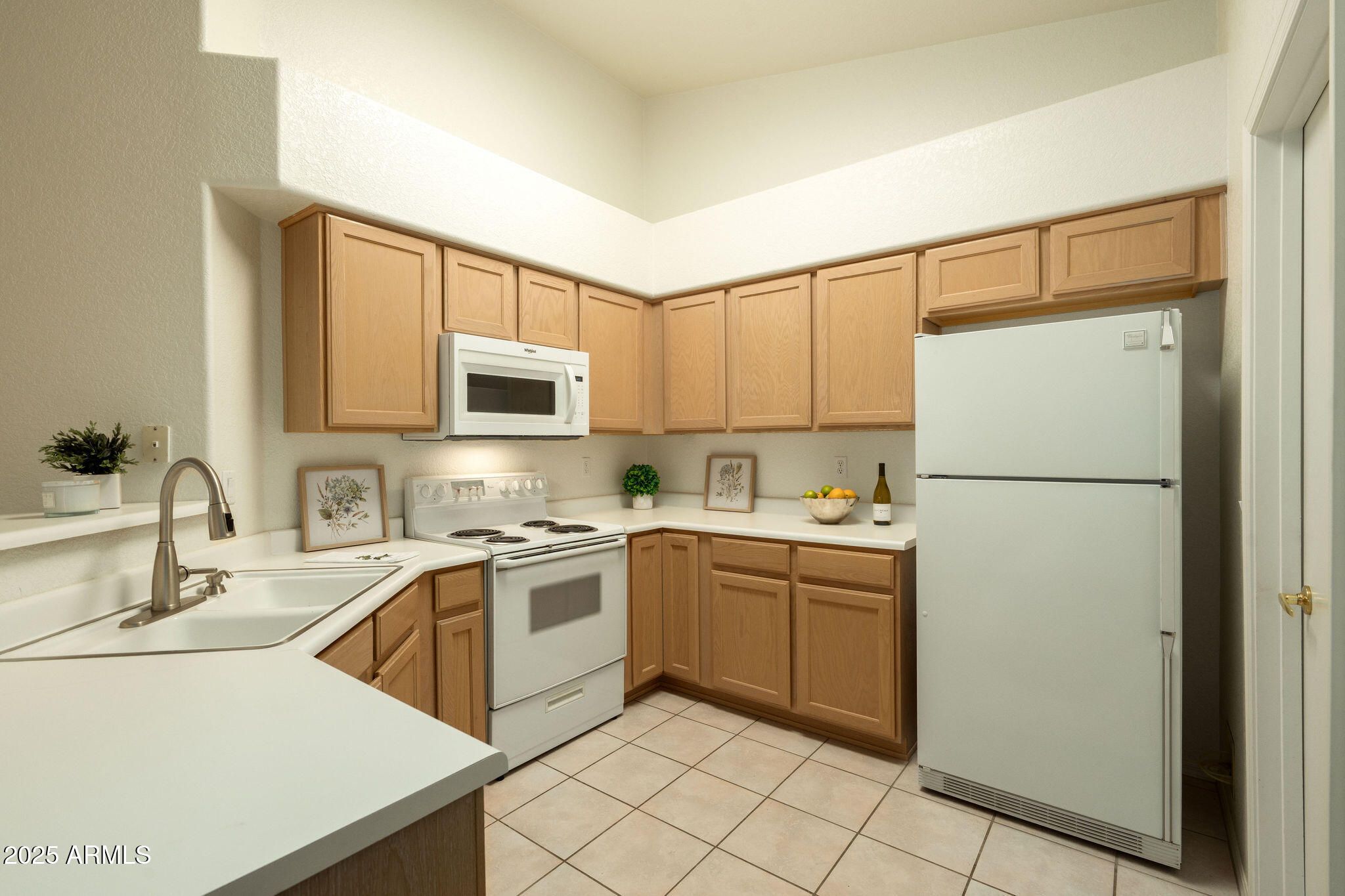 10344 West Burnett Road Peoria, AZ 85382 - Photo 5 of 27 kitchen