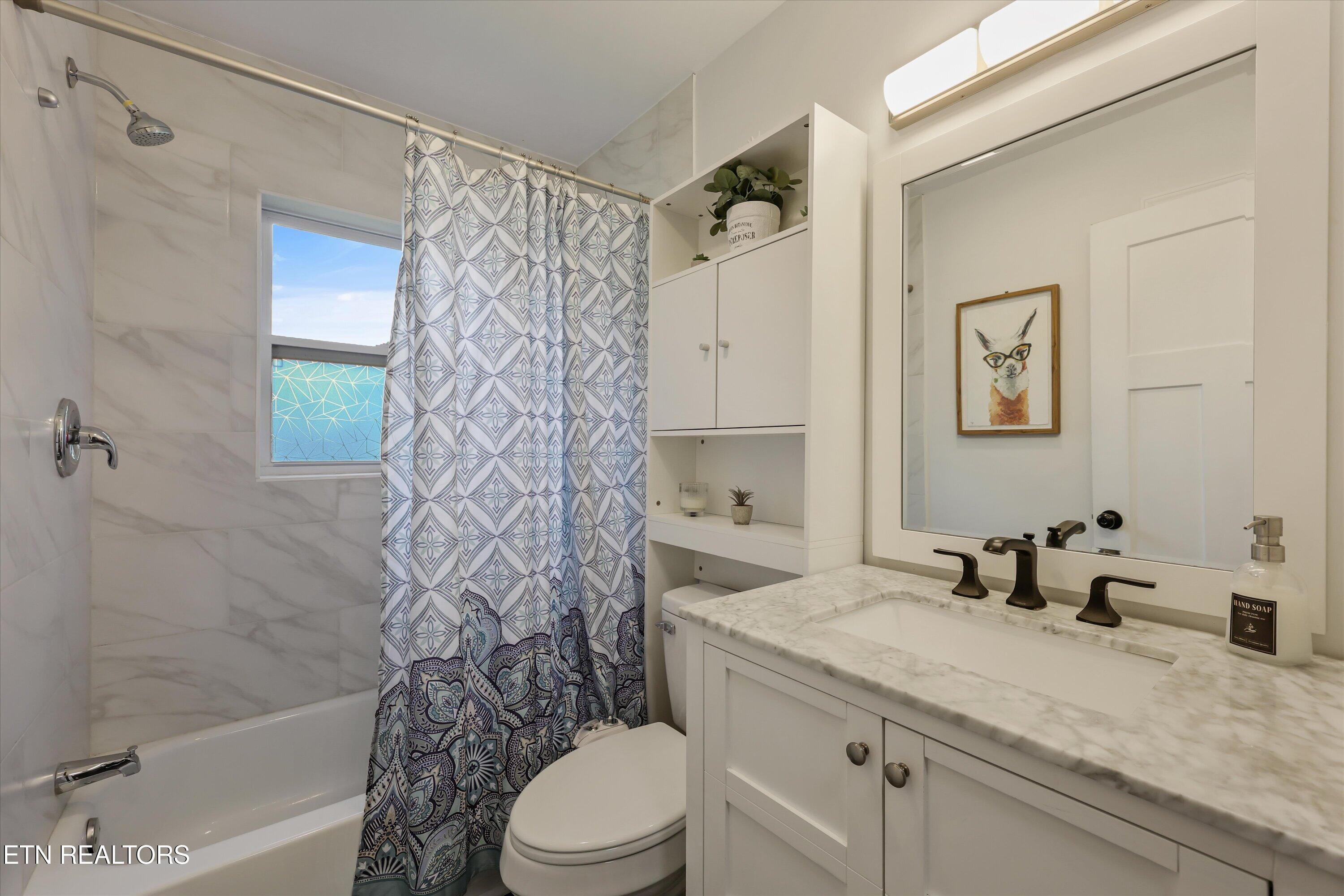 5604 Kentwood Road Knoxville, TN 37912 - Photo 20 of 34 Bathroom 2