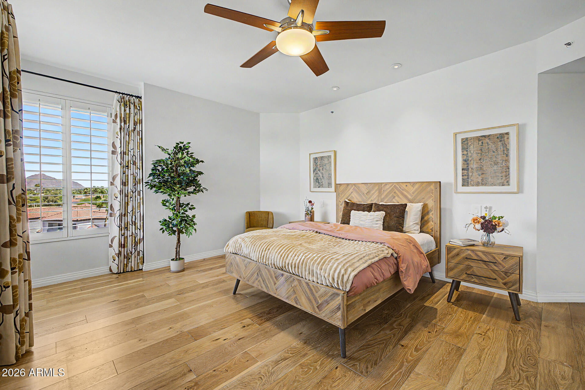 1040 East Osborn Road, Unit 402 Phoenix, AZ 85014 - Photo 40 of 96 a bedroom with a bed and a potted plant