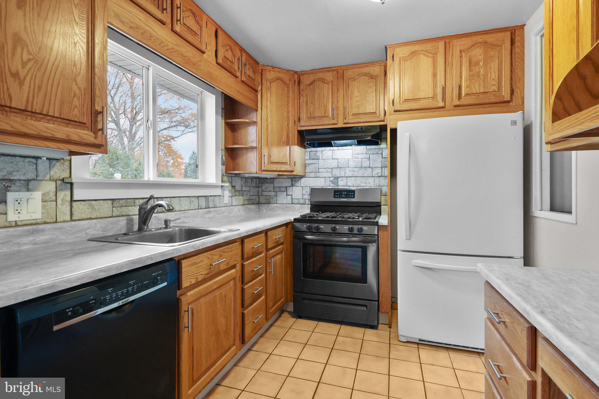 25 St Dunstans Road Hatboro, PA 19040 - Photo 10 of 37