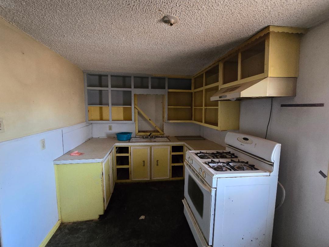1506 North 1st Street Lamesa, TX 79331 - Photo 6 of 10 a view of kitchen and utility room