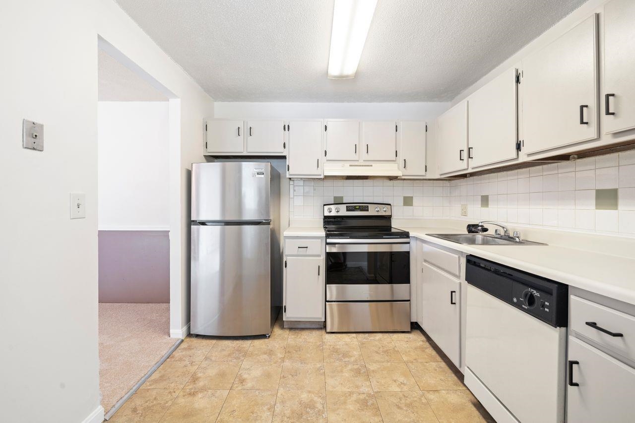 109 English Village Road, Unit 301 Manchester, NH 03102 - Photo 1 of 34