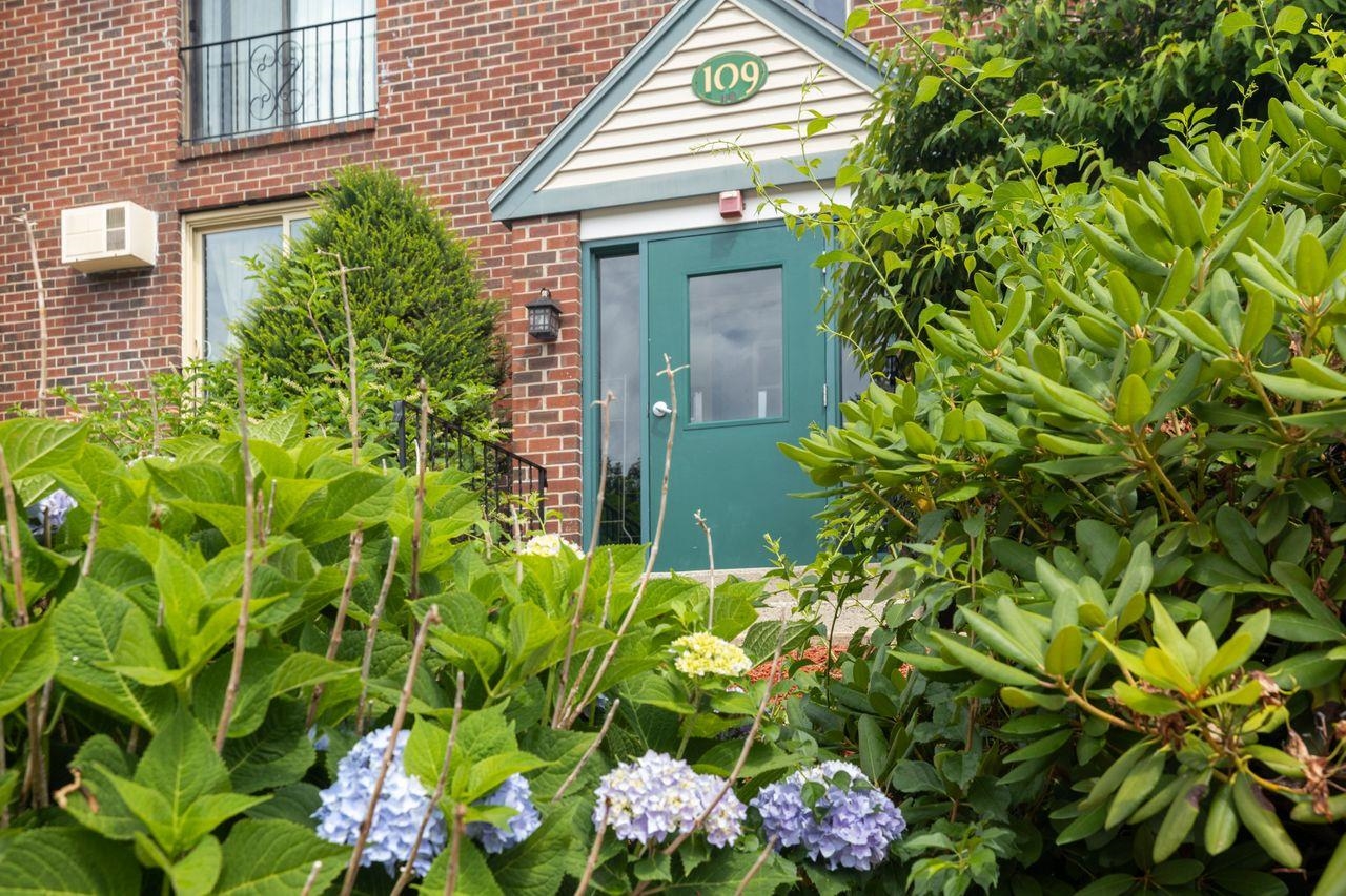 109 English Village Road, Unit 301 Manchester, NH 03102 - Photo 2 of 34