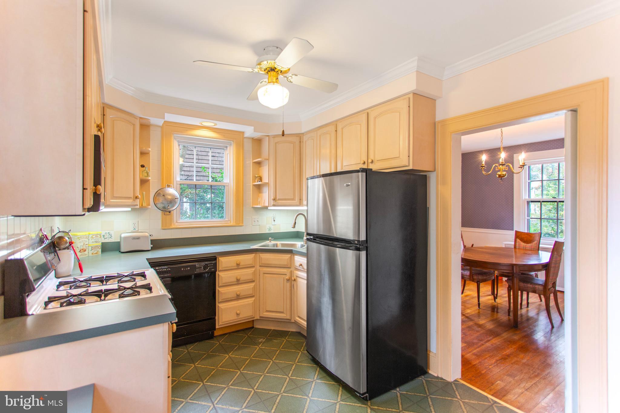 719 Brookwood Road Baltimore, MD 21229 - Photo 16 of 40 Gas cooking and stainless steel appliances