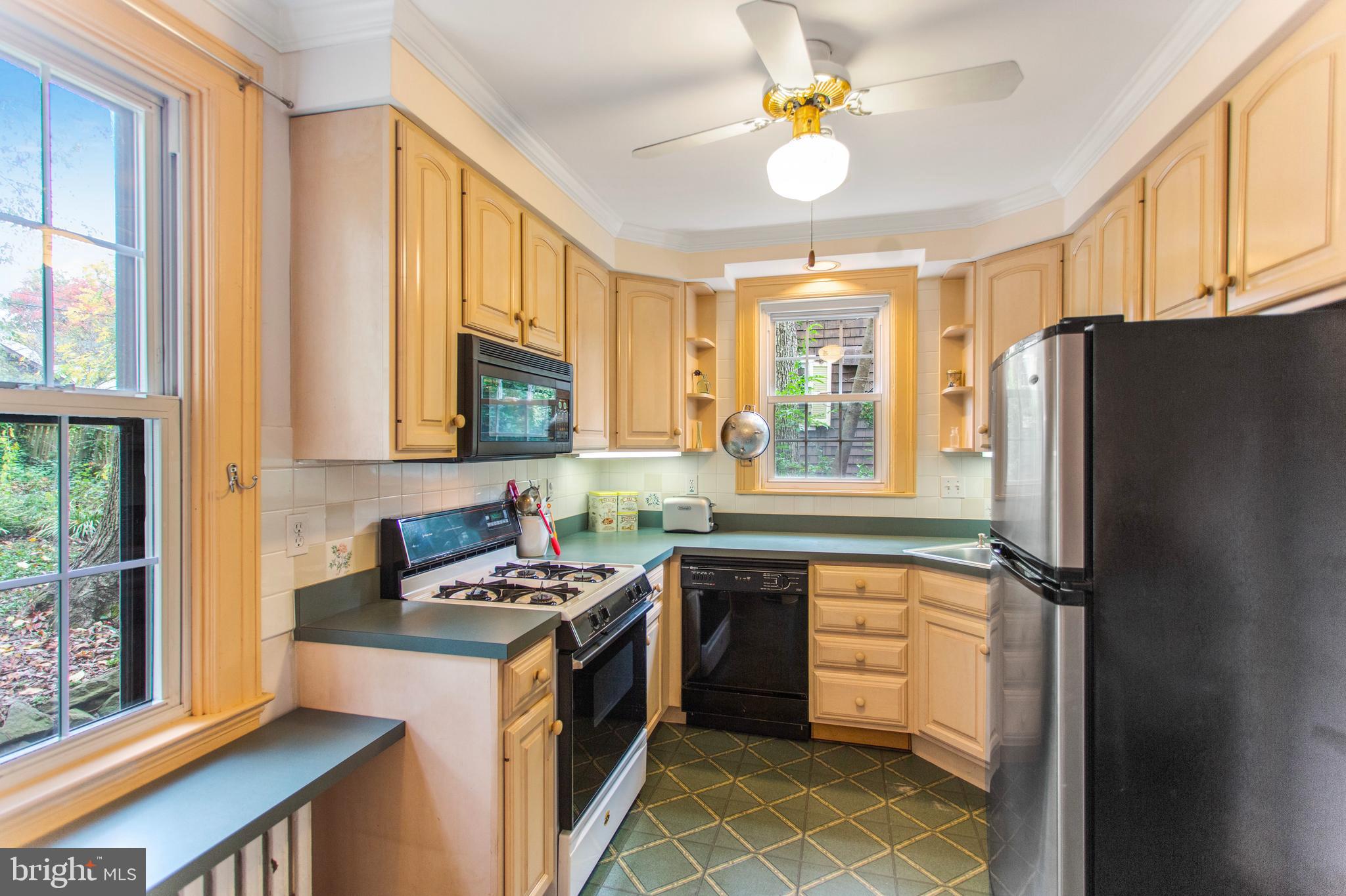 719 Brookwood Road Baltimore, MD 21229 - Photo 18 of 40 Updated kitchen