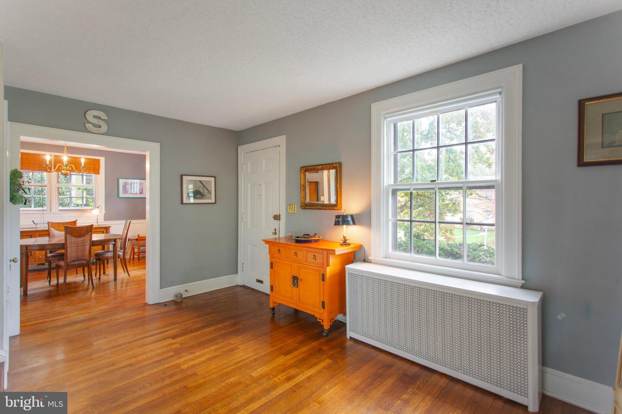 719 Brookwood Road Baltimore, MD 21229 - Photo 8 of 40 Warm and inviting