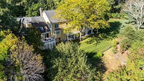 a view of houses with sky view