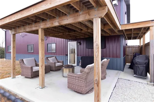 $950,000 | 32184 East 237th Street, Ridgeway, MO 64481