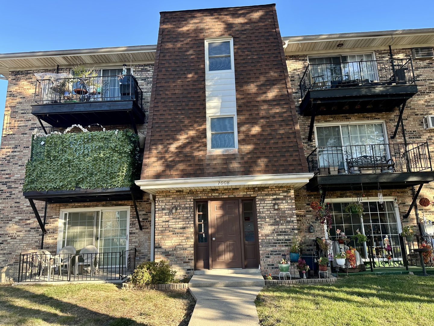 7008 O'Connell Drive, Unit 201 Chicago Ridge, IL 60415 - Photo 2 of 21 a view of a building with a window and a fireplace