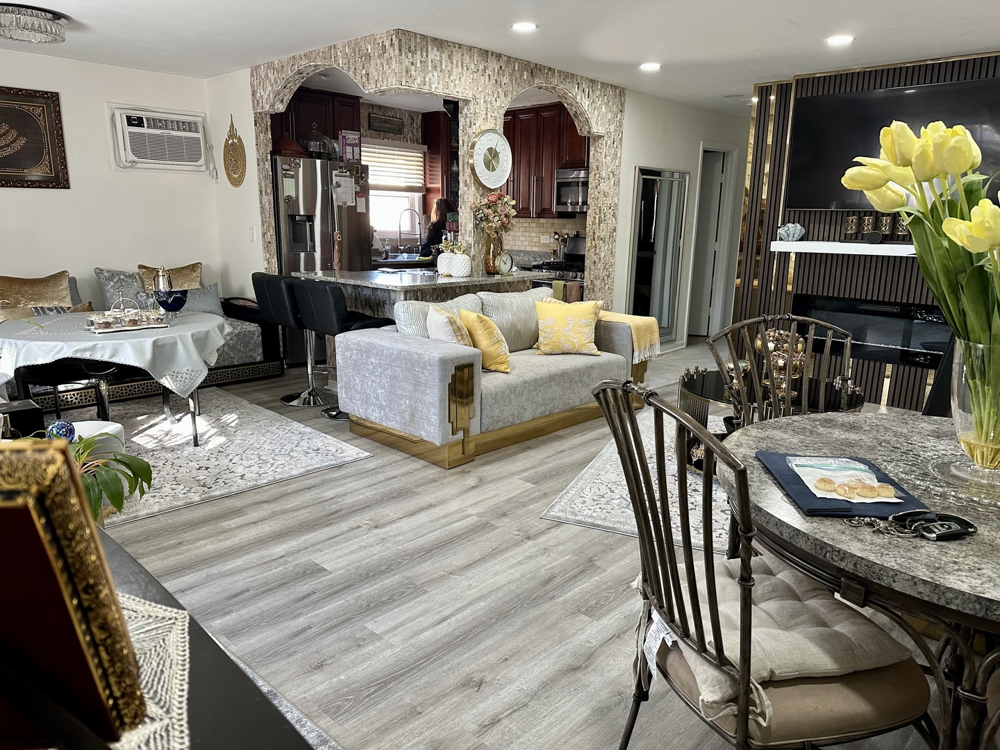 7008 O'Connell Drive, Unit 201 Chicago Ridge, IL 60415 - Photo 3 of 21 a living room with furniture and wooden floor