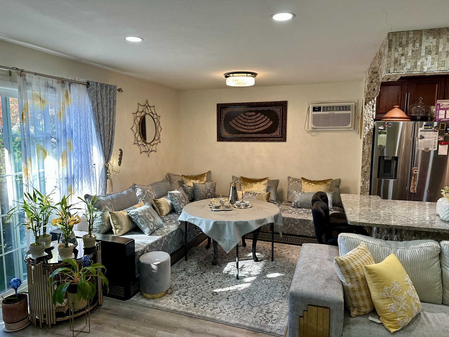 7008 O'Connell Drive, Unit 201 Chicago Ridge, IL 60415 - Photo 8 of 21 a living room with furniture and a potted plant