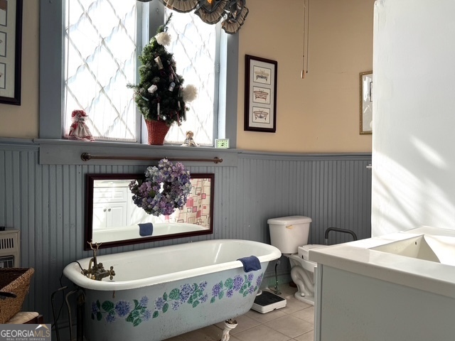 222 Church Street Lexington, GA 30648 - Photo 29 of 50 a room with a couch and a window