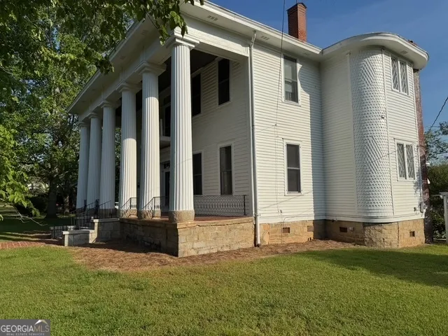 a front view of house with yard