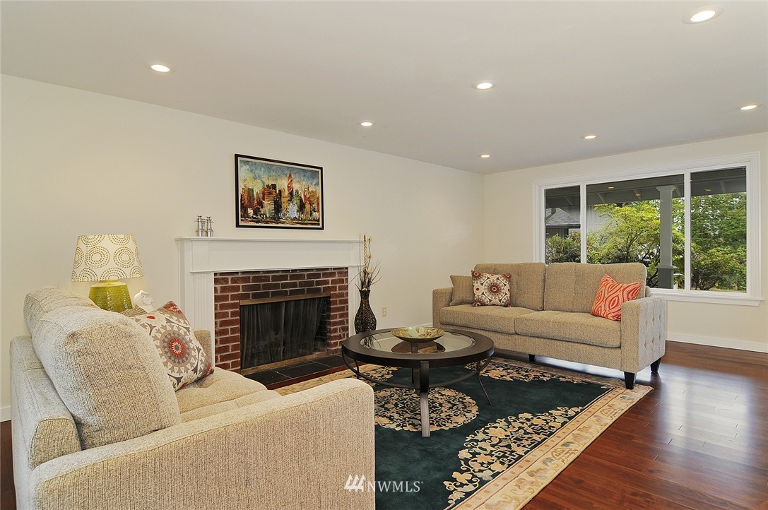 2025 Southeast 18th Court Renton, WA 98055 - Photo 2 of 10