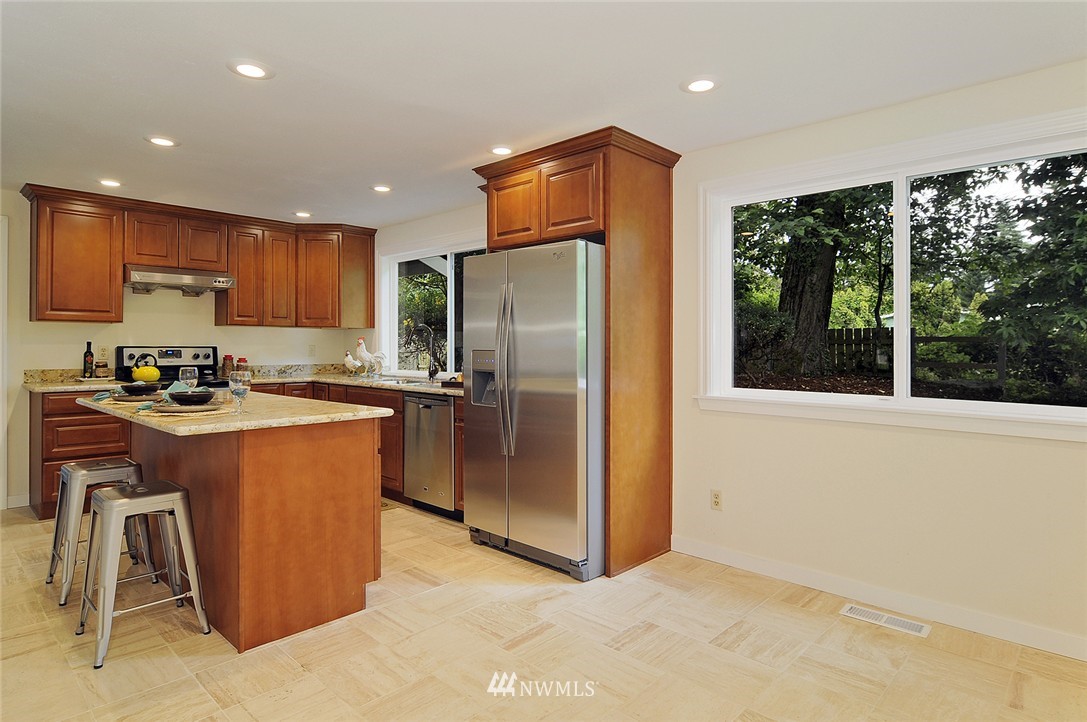 2025 Southeast 18th Court Renton, WA 98055 - Photo 5 of 10