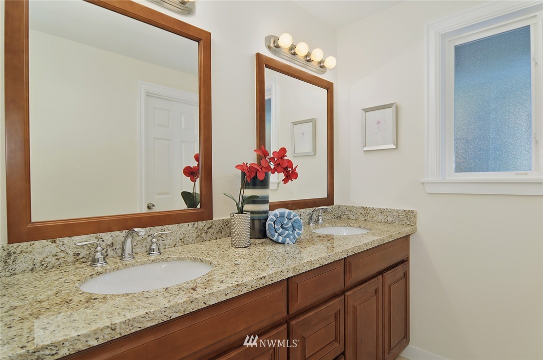2025 Southeast 18th Court Renton, WA 98055 - Photo 8 of 10