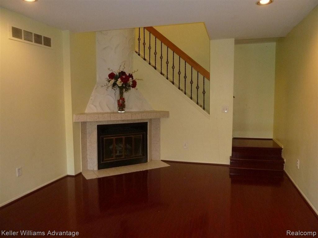 39964 Crosswinds Road Novi, MI 48375 - Photo 10 of 29 Living Room.jpg