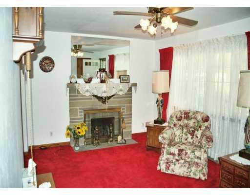 1021 Wible Run Road Pittsburgh, PA 15209 - Photo 6 of 8 Living Room.