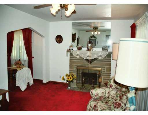 1021 Wible Run Road Pittsburgh, PA 15209 - Photo 7 of 8 Living Room.