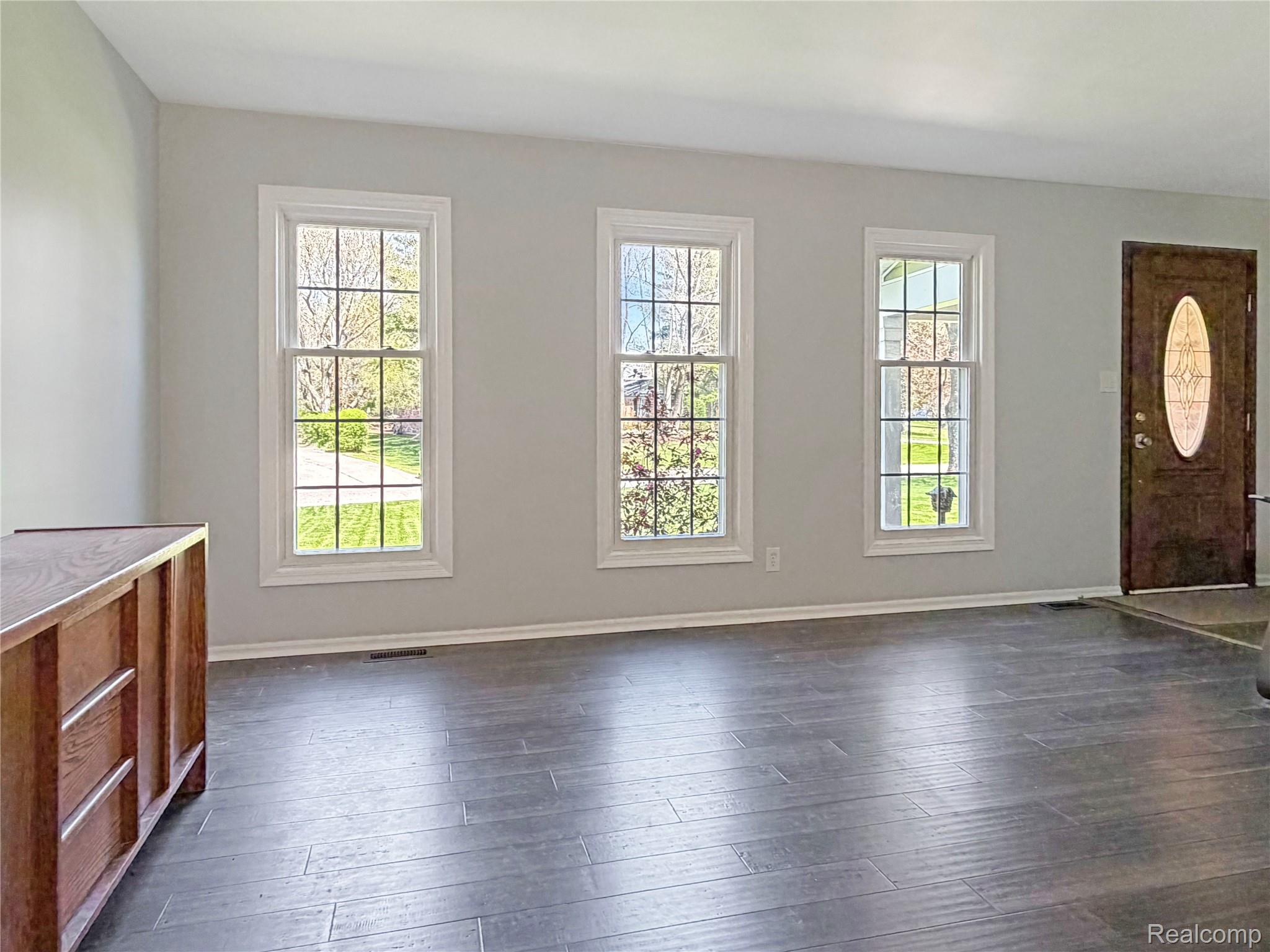 5028 Aintree Road Rochester, MI 48306 - Photo 15 of 51 Living room