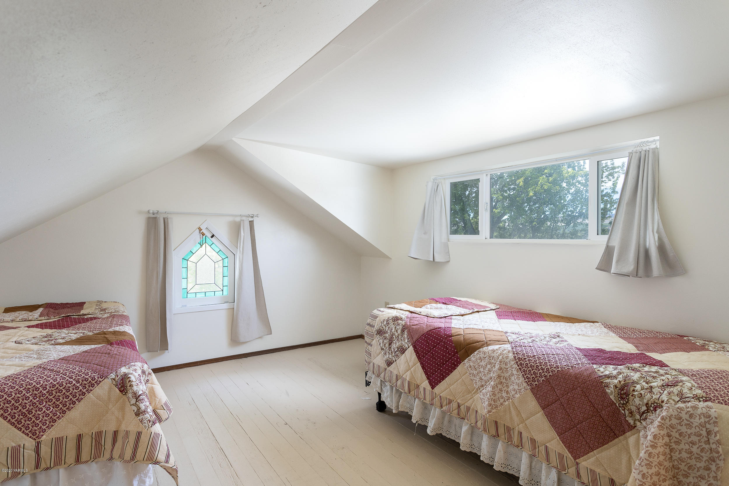 1130 Beffa Road Tieton, WA 98947 - Photo 14 of 23 a bedroom with a bed and window