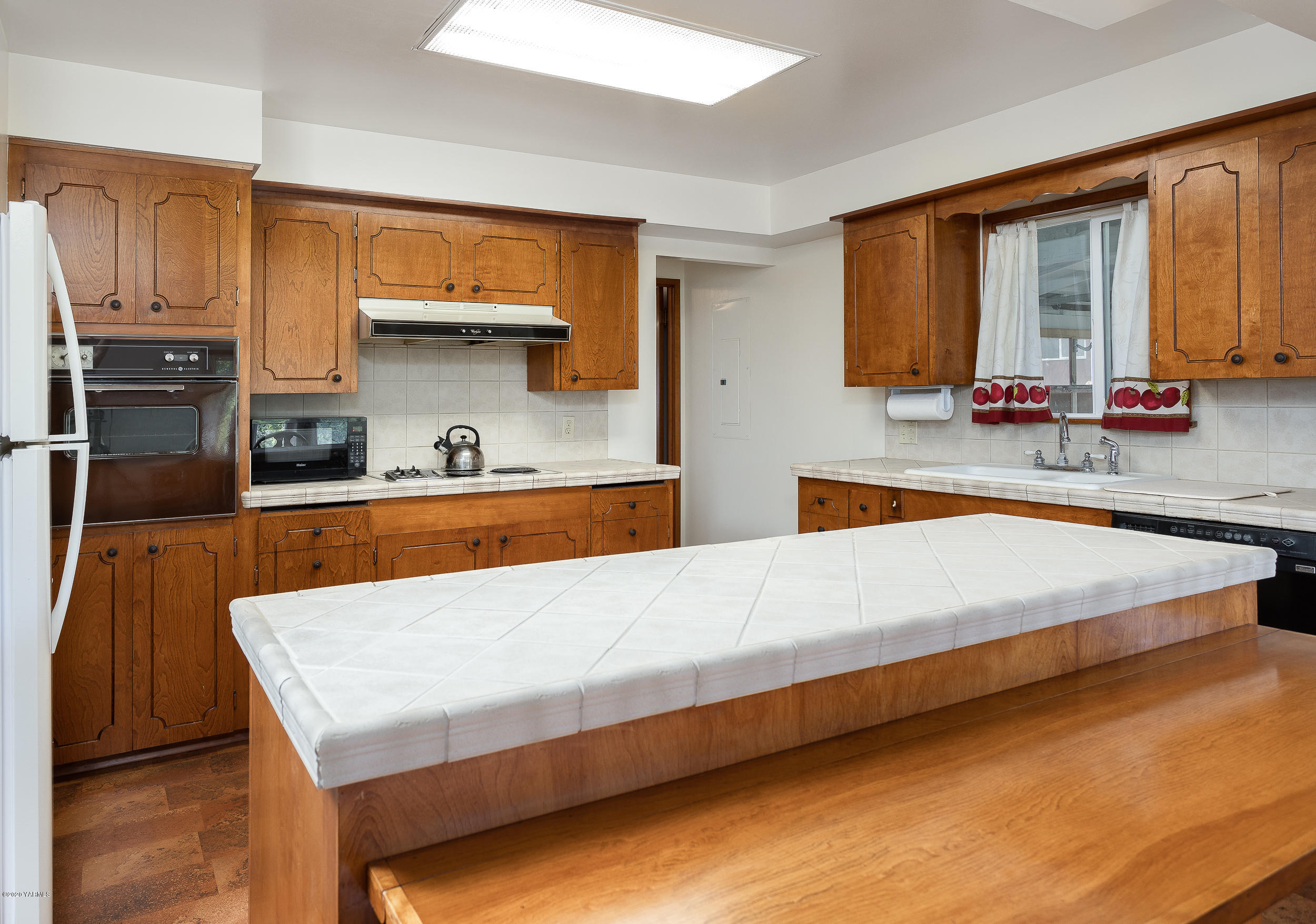 1130 Beffa Road Tieton, WA 98947 - Photo 8 of 23 a large kitchen with stainless steel appliances a large counter top