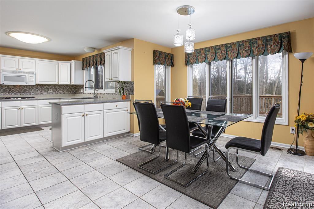 837 Grovecrest Rochester Hills, MI 48307 - Photo 16 of 36