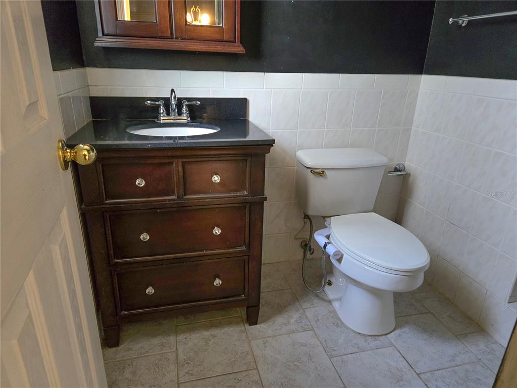 19 Spring Dr Place Ocala, FL 34472 - Photo 22 of 29 a bathroom with a toilet a sink and mirror