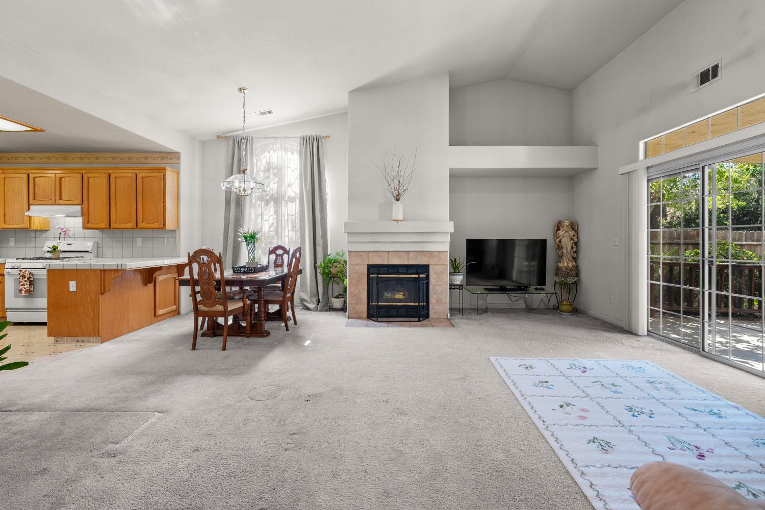 766 Willmott Road Los Banos, CA 93635 - Photo 13 of 40 Open concept main living area
