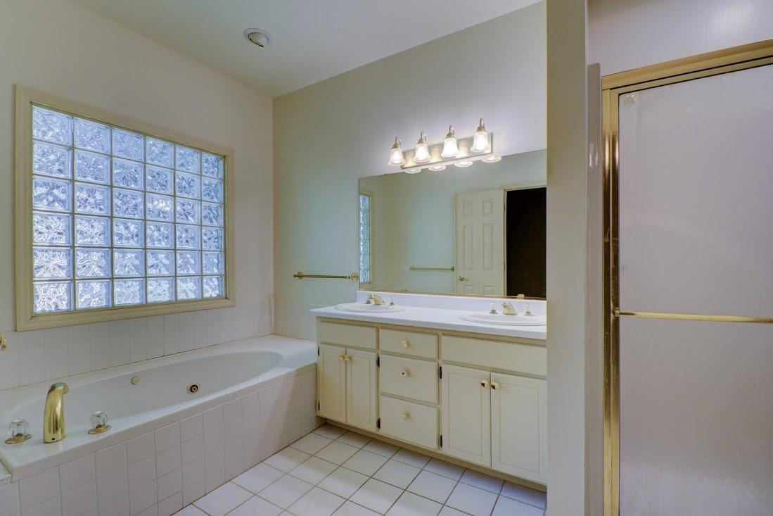 16 Radisson Cove Oak Ridge, TN 37830 - Photo 14 of 17 16radisonbath