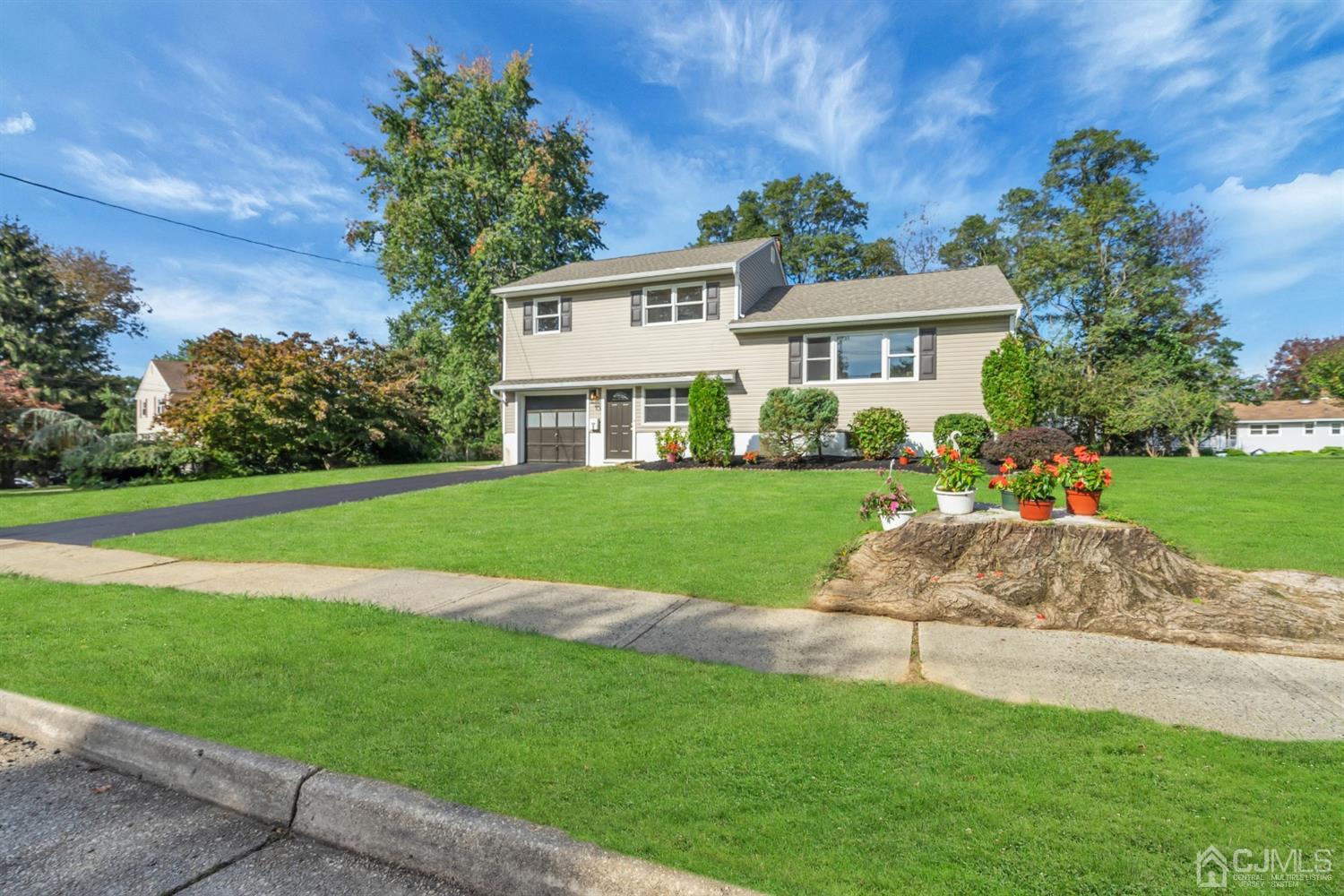 a view of a house with a yard