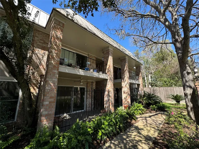 $1,300 | 2220 South Piney Point Road, Unit 208, Houston, TX 77063