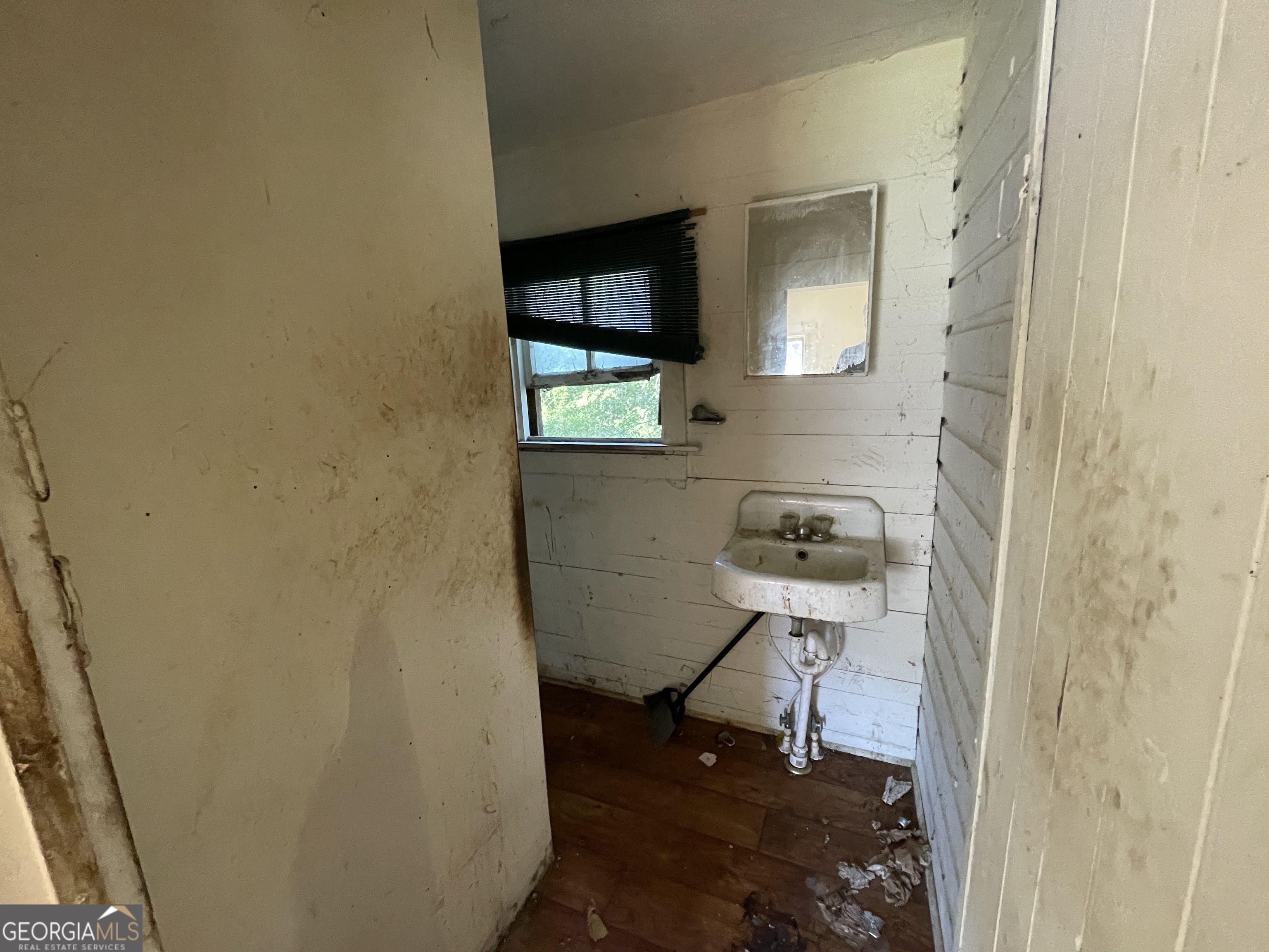 129 7th Street Cochran, GA 31014 - Photo 11 of 18 a bathroom with a sink and a mirror
