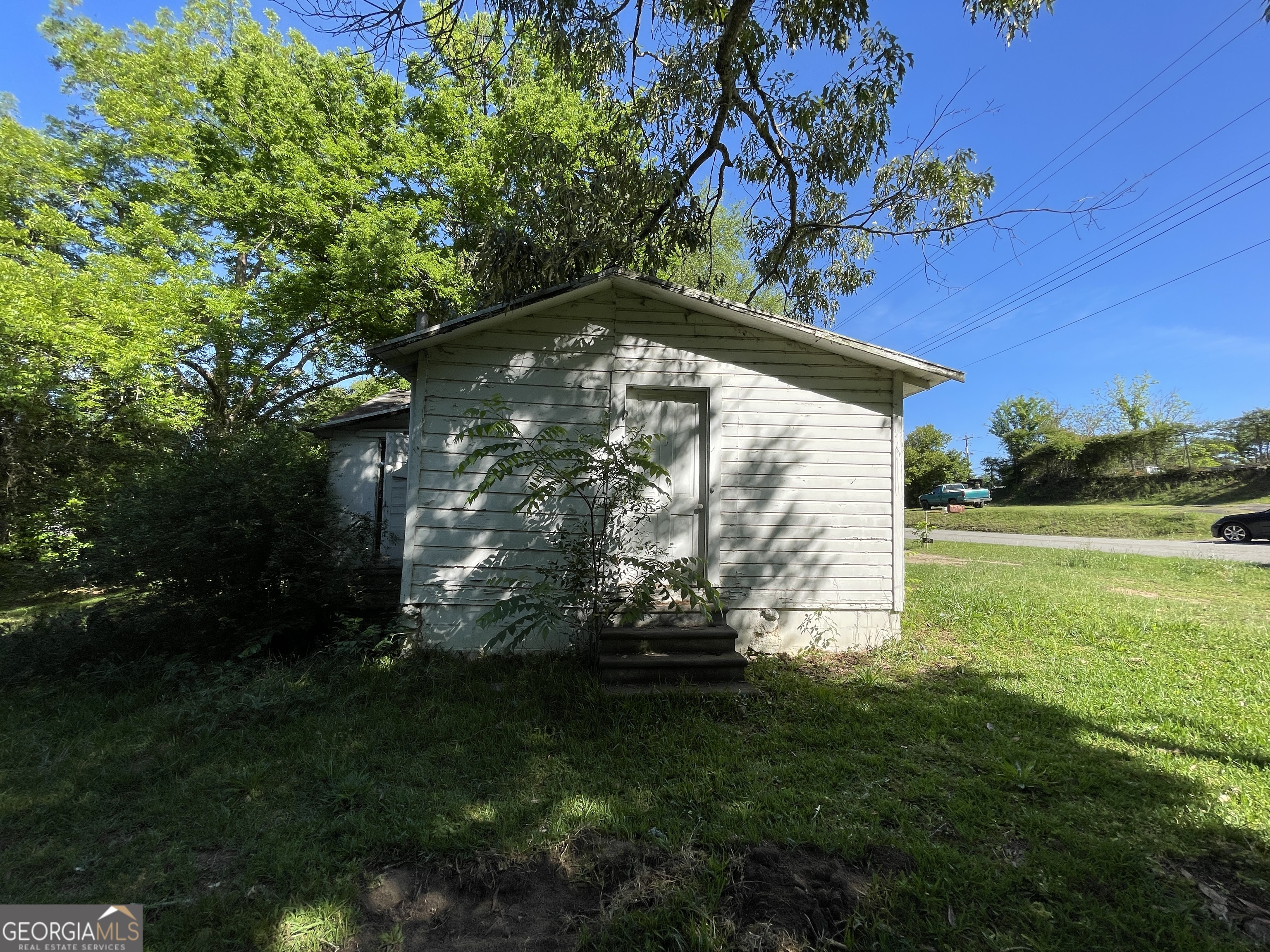 129 7th Street Cochran, GA 31014 - Photo 15 of 18 a yellow house with trees in the background