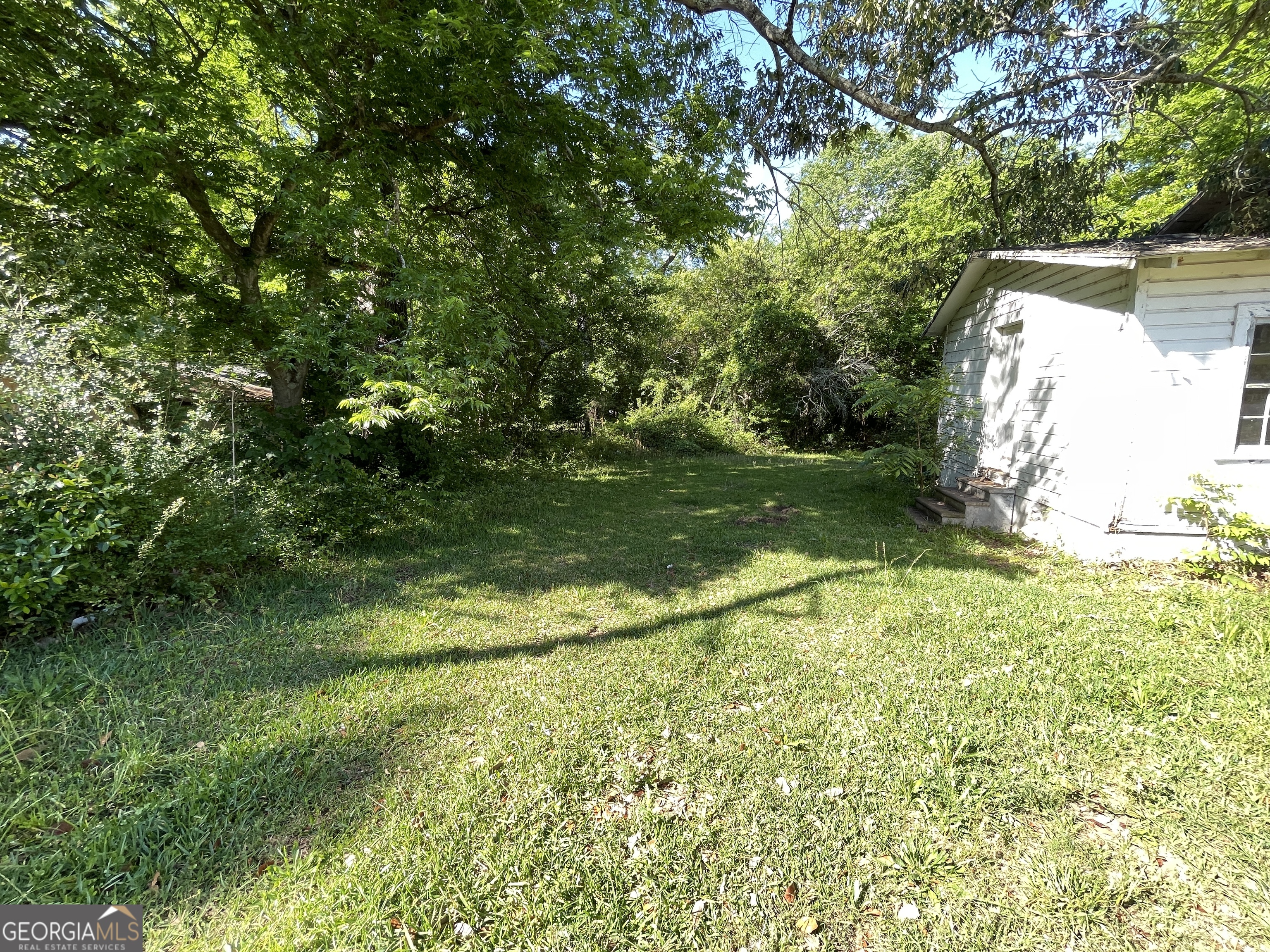 129 7th Street Cochran, GA 31014 - Photo 16 of 18 a yard with a trees