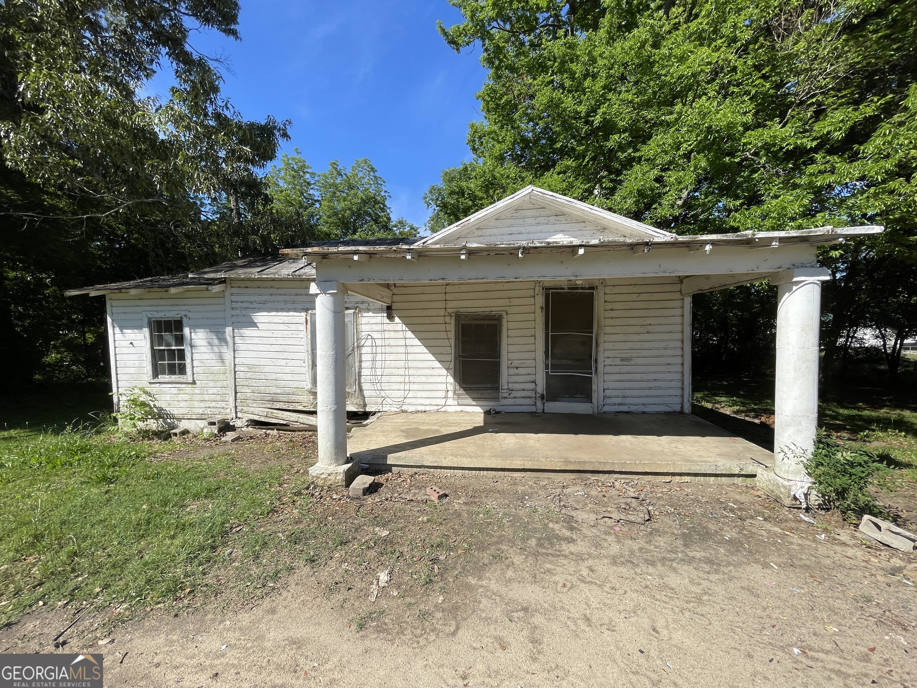 129 7th Street Cochran, GA 31014 - Photo 2 of 18 a small white house with a outdoor space