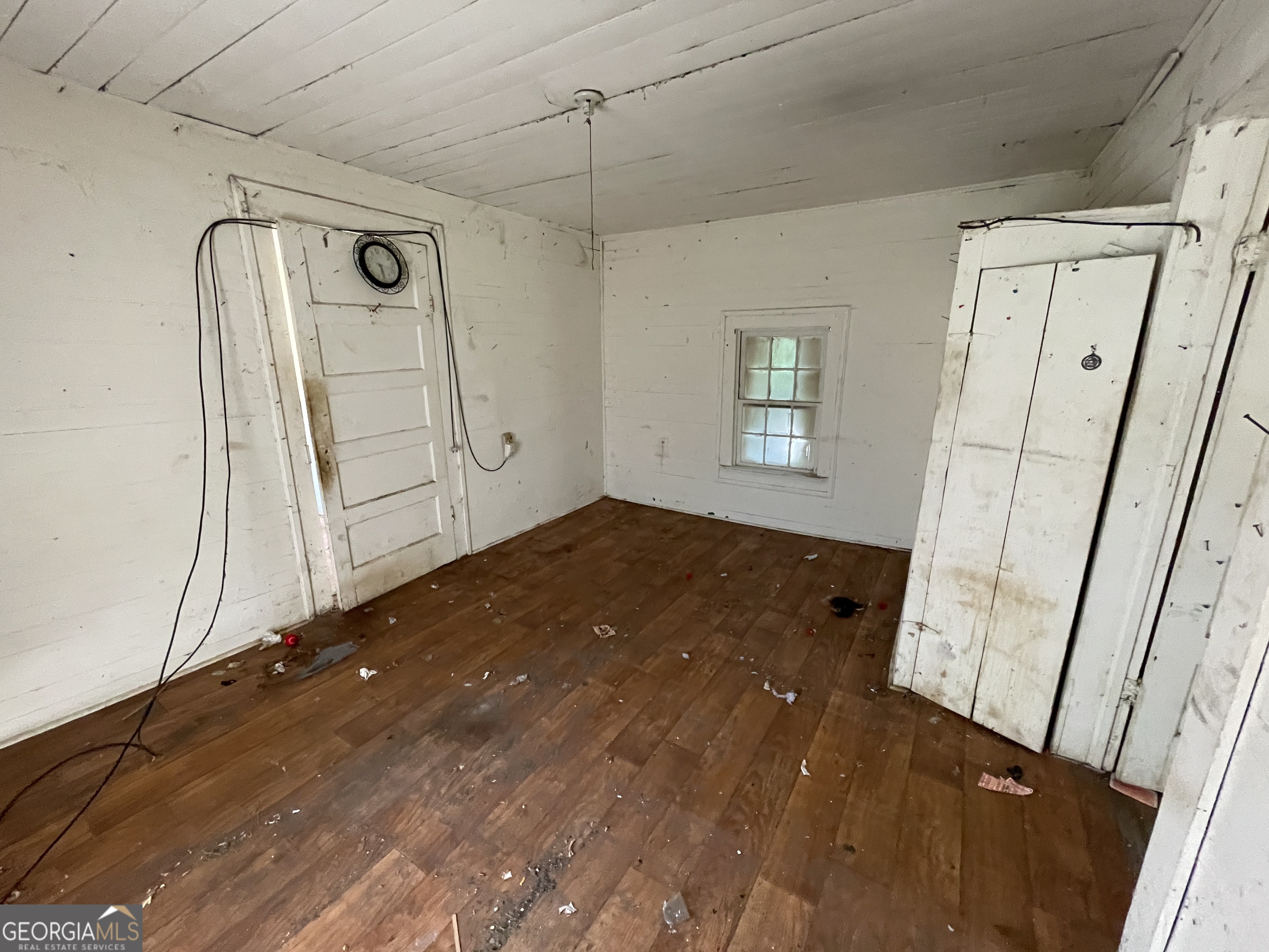 129 7th Street Cochran, GA 31014 - Photo 7 of 18 a view of a garage