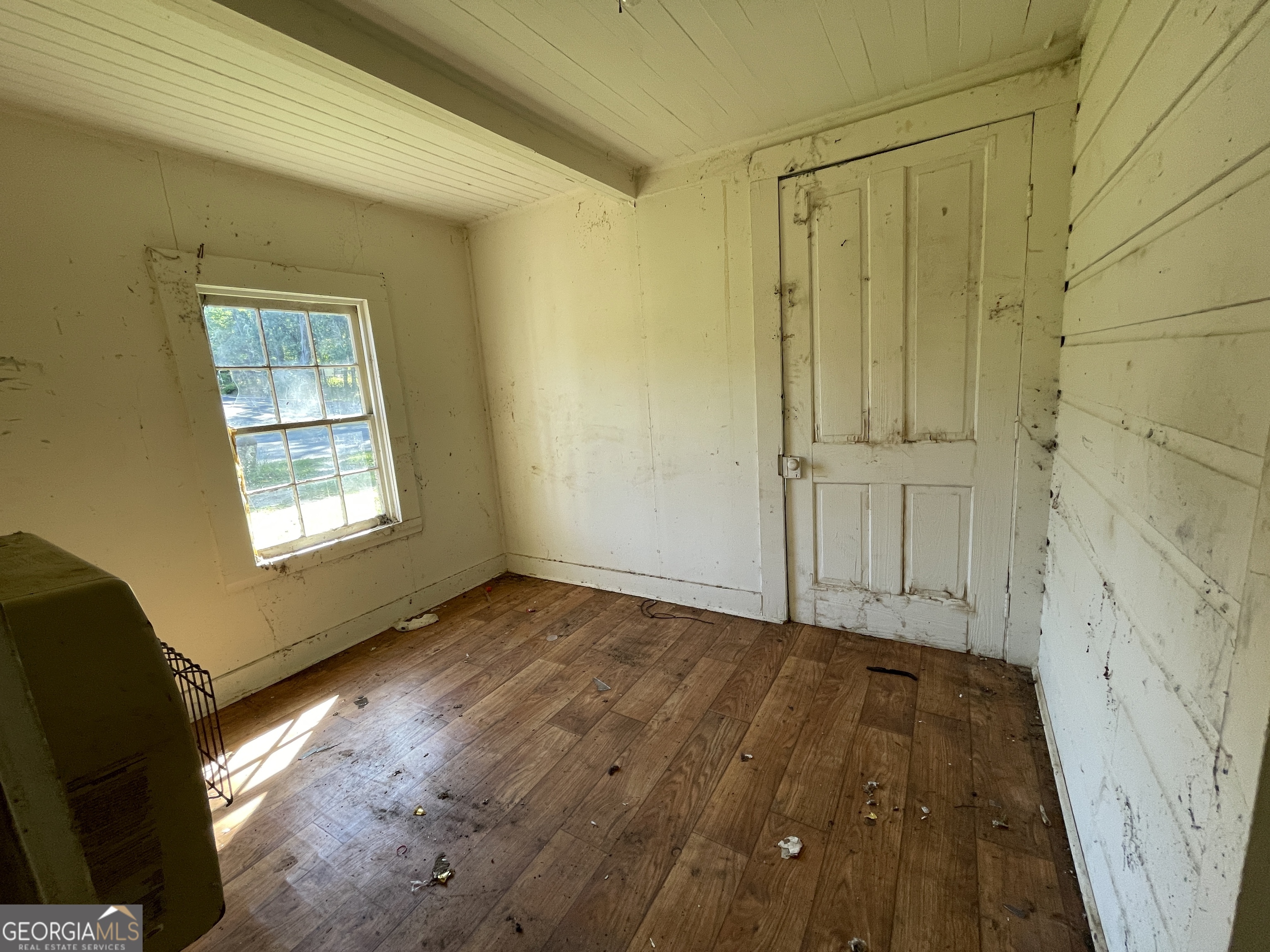 129 7th Street Cochran, GA 31014 - Photo 9 of 18 a view of an empty room and window