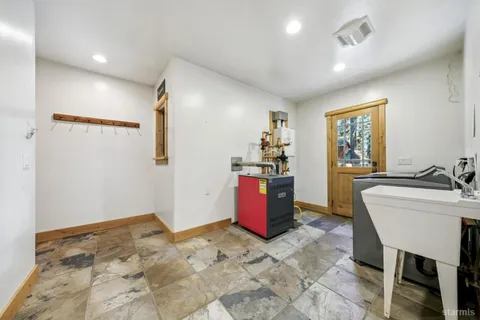 $980,000 | 1932 Apache Avenue, South Lake Tahoe, CA 96150